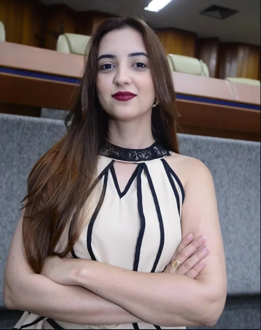 Retrato da Dra. Kissinya Ribeiro, de braços cruzados