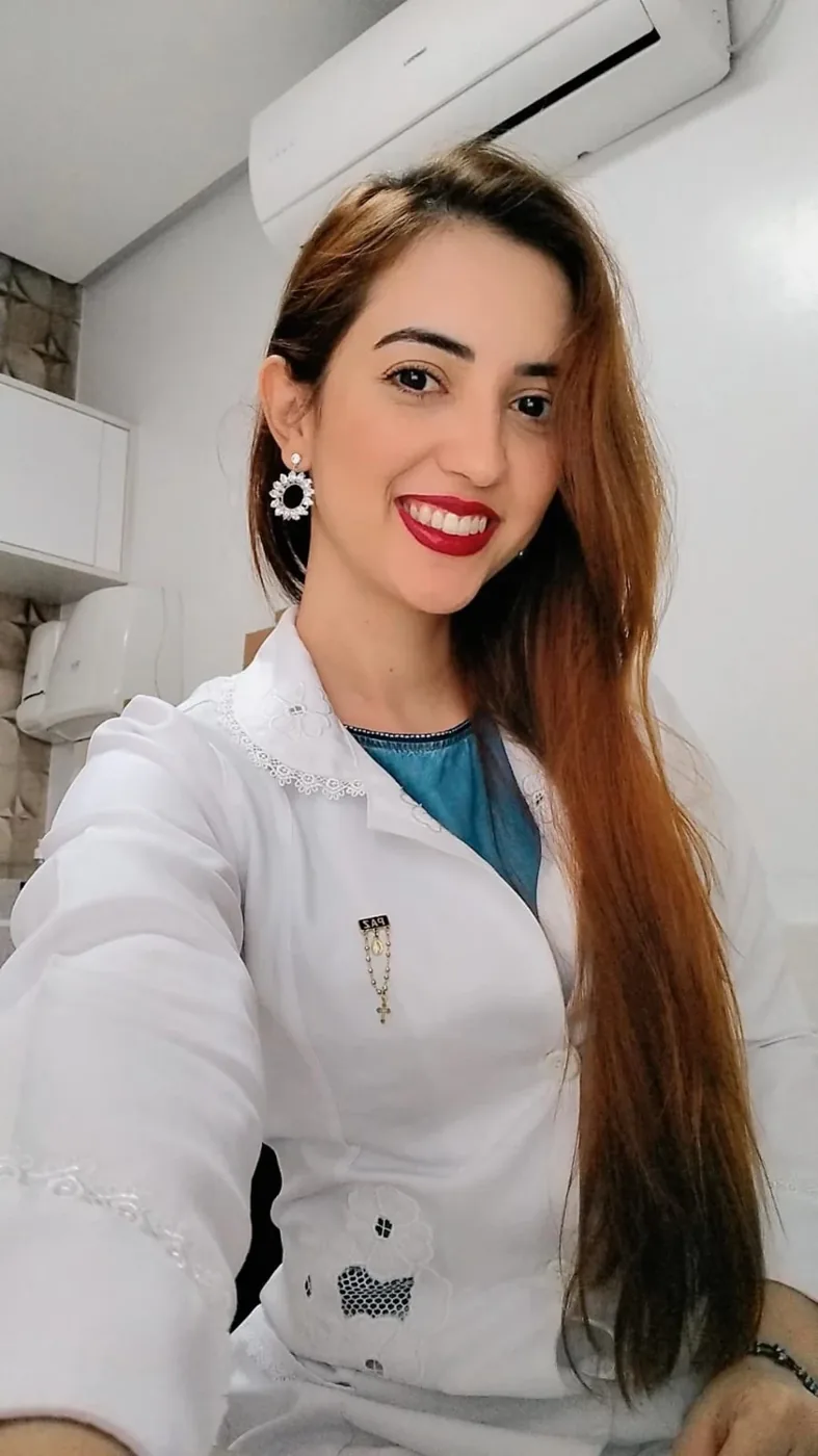 Dra. Kissinya Ribeiro, sorrindo, de jaleco branco
